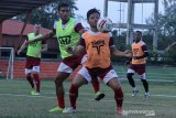 Pemain Persiraja Banda Aceh melakukan latihan jelang bergulirnya kompetisi Liga 1 di Stadion H Dimurthala Banda Aceh, Senin (18/2/2020). Tim Laskar Rencong tersebut berhasil promosi ke Liga 1 , kasta tertinggi sepak bola Indonesia pada musim 2020. Antara Aceh/Khlais Surry.