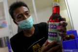 Pekerja memberi label botol sirup di pabrik sirup 'Siropen Telasih' di Surabaya, Jawa Timur, Selasa (18/2/2020). Pabrik sirup peninggalan Belanda yang saat ini merupakan Badan Usaha Milik Daerah (BUMD) Provinsi Jawa Timur itu memproduksi sirup berbagai macam rasa yang dijual ke berbagai daerah. Antara Jatim/Didik/Zk