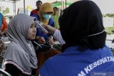 Petugas memeriksa kesehatan secara gratis warga korban banjir di desa Kedungbanteng, Tanggulangin, Sidoarjo, Jawa Timur, Rabu (19/2/2020). Warga desa Kedungbanteng dan desa Banjarasri yang terserang berbagai penyakit akibat banjir selama satu bulan tersebut mendapat bantuan obat-obatan dan pemeriksaan kesehatan gratis. Antara Jatim/Umarul Faruq/zk