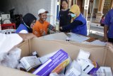 Petugas memeriksa kesehatan secara gratis warga korban banjir di desa Kedungbanteng, Tanggulangin, Sidoarjo, Jawa Timur, Rabu (19/2/2020). Warga desa Kedungbanteng dan desa Banjarasri yang terserang berbagai penyakit akibat banjir selama satu bulan tersebut mendapat bantuan obat-obatan dan pemeriksaan kesehatan gratis. Antara Jatim/Umarul Faruq/zk