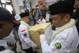 PENYERAHAN BERKAS SYARAT DUKUNGAN PERSEORANGAN. Pasangan perseorangan bakal calon Wali Kota Banjarmasin Anang Misran (kanan) dan wakil Wali Kota Banjarmasin Ahmad Firdaus (kiri) menyerahkan berkas syarat dukungan bakal calon perseorangan di kantor KPU Kota Banjarmasin, Kalimantan Selatan, Rabu (19/2/2020). KPU Kota Banjarmasin mulai menerima penyerahan berkas syarat dukungan bakal calon perseorangan pemilihan wali kota dan wakil wali kota Banjarmasin tahun 2020 pada tanggal 19 Februari hingga 23 Februari 2020. Foto Antaranews Kalsel/Bayu Pratama S.