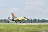 Penerbang dari pabrik pesawat Lockheed Martin Amerika Serikat melakukan uji terbang perdana pesawat tempur F-16 setelah menjalani 