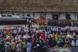 Ribuan warga dan pelajar menyambut kedatangan Kereta Api Inpeksi 4 pada uji coba perlintasan jalur Cibatu-Garut di Stasiun Garut, Kampung Mawar, Kabupaten Garut, Jawa Barat, Rabu (19/2/2020). Uji coba kereta api realisasi Cibatu-Garut yang direaktivasi sejak 2018 telah memasuki tahap akhir, dengan rangkaian kereta telah beberapa kali dilakukan di jalur yang telah mati sejak 1983 silam. ANTARA JABAR/Adeng Bustomi/agr