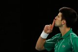 Djokovic mengangkat trofi kelimanya di Dubai