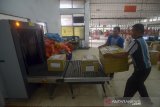 Pekerja memeriksa paket yang datang dari luar negeri di Sentral Pengolahan Barang PT Pos Indonesia di Bandung, Jawa Barat, Kamis (20/2/2020). Ketua Dewan Pengurus Wilayah (DPW) Asosiasi Perusahaan Jasa Pengiriman Ekspres, Pos dan Logistik Indonesia (Asperindo) Jawa Barat menyatakan saat ini total pengiriman logistik diprediksi turun sekitar 20 hingga 30 persen akibat dari adanya pembatasan penerimaan barang dari China guna antisipasi penyebaran wabah virus Corona yang merebak di Wuhan. ANTARA JABAR/Raisan Al Farisi/agr