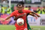 Pesepakbola Persebaya Alwi Slamet (belakang) mendapat hadangan pesepakbola persija Riko Simanjuntak (depan) dalam final Piala Gubernur Jawa Timur di Gelora Delta, Sidoarjo, Jawa Timur, Kamis (20/2/2020). Persebaya berhasil mengalahkan persija dengan skor akhir 4-1. Antara Jatim/Zabur Karuru