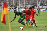 Pesepakbola Persebaya Makan Konate (kiri) berebut bola dengan pesepakbola Persija Rohit Chand (kanan) dalam final Piala Gubernur Jawa Timur di Gelora Delta, Sidoarjo, Jawa Timur, Kamis (20/2/2020). Persebaya berhasil mengalahkan persija dengan skor akhir 4-1. Antara Jatim/Zabur Karuru