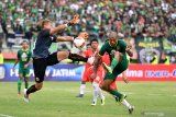 Pesepakbola Persebaya David Da Silva (Kanan) mendapat hadangan penjaga gawang Persija Shahar Ginanjar (kiri) dalam final Piala Gubernur Jawa Timur di Gelora Delta, Sidoarjo, Jawa Timur, Kamis (20/2/2020). Persebaya berhasil mengalahkan persija dengan skor akhir 4-1. Antara Jatim/Zabur Karuru