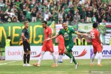 Pesepakbola Persebaya Oktavianus Vernando (kedua kanan) melakukan selebrasi seusai mencetak gol ke gawang persija dalam final Piala Gubernur Jawa Timur di Gelora Delta, Sidoarjo, Jawa Timur, Kamis (20/2/2020). Antara Jatim/Zabur Karuru