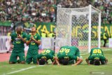 Pesepakbola Persebaya Oktavianus Vernando (kedua kirii) melakukan selebrasi bersama rekannya seusai mencetak gol ke gawang persija dalam final Piala Gubernur Jawa Timur di Gelora Delta, Sidoarjo, Jawa Timur, Kamis (20/2/2020). Antara Jatim/Zabur Karuru