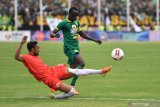 Pesepakbola Persebaya Makan Konate (kanan) mendapat hadangan pesepakbola persija Rohit Chand (kiri) dalam final Piala Gubernur Jawa Timur di Gelora Delta, Sidoarjo, Jawa Timur, Kamis (20/2/2020). Antara Jatim/Zabur Karuru