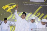 Gubernur Kalsel Sahbirin Noor (kiri) menerima seragam baru PS Barito Putera pada acara syukuran perkenalan tim dan seragam baru Barito Putera 2020 di Banjarmasin, Kalimantan Selatan, Kamis (20/2/2020) malam. Manajemen PS Barito Putera memperkenalkan 29 pemain serta seragam baru yang akan menjalani laga pada liga 1 2020. Foto Antaranews Kalsel/Bayu Pratama S.