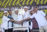 Owner PS Barito Putera Hasnuryadi Sulaiman (tiga kiri) bersama sejumlah perwakilan suporter Barito Putera memperlihatkan berkas pakta integritas pada acara syukuran perkenalan tim dan seragam baru Barito Putera 2020 di Banjarmasin, Kalimantan Selatan, Kamis (20/2/2020) malam. Manajemen PS Barito Putera memperkenalkan 29 pemain serta seragam baru yang akan menjalani laga pada liga 1 2020. Foto Antaranews Kalsel/Bayu Pratama S.