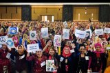 Sejumlah wanita mengenakan pakaian kebaya dan menunjukkan poster perdamaian saat acara wanita berkebaya dengan kain batik Nusantara untuk perdamaian dunia, Royal World Records 2020, di Sleman City Hall, Sleman, D.I Yogyakarta, Kamis (20/2/2020). Acara yang menjadi media pelestarian kebaya sebagai pakaian wanita Indonesia dan diikuti lebih dari 2020 peserta itu berhasil memecahkan rekor dunia kategori wanita berkebaya terbanyak dengan pesan perdamaian dari Royal World Records. ANTARA FOTO/Andreas Fitri Atmoko/nym.