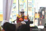 Gubernur Kalsel Sahbirin Noor memberikan sambutan saat peresmian jembatan Bincau di kawasan Sekumpul, Martapura, Kabupaten Banjar, Kalimantan Selatan, Kamis (20/2/2020). Pemerintah Provinsi Kalsel melalui Dinas PUPR Kalsel melakukan peresmian dua jembatan yang merupakan salah satu akses menuju acara Haul Guru Sekumpul ke-15 yaitu jembatan Bincau dan jembatan jalan Pendidikan. Foto Antaranews Kalsel/Bayu Pratama S.