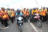 Gubernur Kalsel Sahbirin Noor memotong pita saat peresmian jembatan Bincau di kawasan Sekumpul, Martapura, Kabupaten Banjar, Kalimantan Selatan, Kamis (20/2/2020). Pemerintah Provinsi Kalsel melalui Dinas PUPR Kalsel melakukan peresmian dua jembatan yang merupakan salah satu akses menuju acara Haul Guru Sekumpul ke-15 yaitu jembatan Bincau dan jembatan jalan Pendidikan. Foto Antaranews Kalsel/Bayu Pratama S.