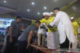 Penasehat PS Barito Putera KH Zuhdianoor (dua kanan) melakukan tapung tawar kepada Pelatih kepala Barito Putera Djadjang Nurdjaman (tengah) pada acara syukuran perkenalan tim dan seragam baru Barito Putera 2020 di Banjarmasin, Kalimantan Selatan, Kamis (20/2/2020) malam. Manajemen PS Barito Putera memperkenalkan 29 pemain serta seragam baru yang akan menjalani laga pada liga 1 2020. Foto Antaranews Kalsel/Bayu Pratama S.