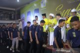 Penasehat PS Barito Putera KH Zuhdianoor yang juga diikuti Gubernur Kalimantan Selatan Sahbirin Noor melakukan tapung tawar kepada pesepak bola Barito Putera pada acara syukuran perkenalan tim dan seragam baru Barito Putera 2020 di Banjarmasin, Kalimantan Selatan, Kamis (20/2/2020) malam. Manajemen PS Barito Putera memperkenalkan 29 pemain serta seragam baru yang akan menjalani laga pada liga 1 2020. Foto Antaranews Kalsel/Bayu Pratama S.