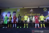 Sejumlah pesepak bola Barito Putera mengenakan seragam baru pada acara syukuran perkenalan tim dan seragam baru Barito Putera 2020 di Banjarmasin, Kalimantan Selatan, Kamis (20/2/2020) malam. Manajemen PS Barito Putera memperkenalkan 29 pemain serta seragam baru yang akan menjalani laga pada liga 1 2020. Foto Antaranews Kalsel/Bayu Pratama S.