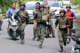 Sejumlah prajurit Taifib 2 Marinir dengan menggunakan Battle Dress Uniform (BDU) lengkap Plat Baja terpasang serta Combat Helmed dan senjata saat mengikuti lomba cross country di Bhumi Marinir Karangpilang, Surabaya, Jawa Timur, Kamis (20/2/2020). Lomba cross country dalam rangka memperingati HUT ke-59 Batalyon Intai Amfibi Korps Marinir tersebut bertujuan meningkatkan profesionalisme prajurit Tri Media. Antara Jatim/Serka Mar Kuwadi/zk