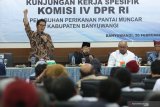 Dirjen Perikanan Tangkap Kementerian Kelautan dan Perikanan Zulfikar Muchtar (kiri) bersama Ketua tim Kunjungan Kerja Spesifik Komisi IV DPR RI Hasan Aminuddin (kedua kiri) berdialog dengan nelayan di Muncar Banyuwangi, Jawa Timur, Kamis (20/2/2020). Kunjungan kerja itu, untuk menyerap aspirasi masyarakat nelayan Banyuwangi dalam mengembangkan potensi perikanan. Antara Jatim/Budi Candra Setya/zk