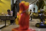 Pengunjung melihat pameran Urban Toys di Galeri Yuliansyah Akbar, Bandung, Jawa Barat, Kamis (20/2/2020). Pameran Urban Toys yang bertema Reinkarnasi ini memadukan gaya steampunk dan diangkat dari aktivitas sehari-hari warga di terminal Leuwi Panjang yang diterjemahkan menjadi karya berbentuk urban toys. ANTARA JABAR/M Agung Rajasa/agr