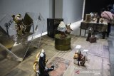 Pengunjung melihat pameran Urban Toys di Galeri Yuliansyah Akbar, Bandung, Jawa Barat, Kamis (20/2/2020). Pameran Urban Toys yang bertema Reinkarnasi ini memadukan gaya steampunk dan diangkat dari aktivitas sehari-hari warga di terminal Leuwi Panjang yang diterjemahkan menjadi karya berbentuk urban toys. ANTARA JABAR/M Agung Rajasa/agr