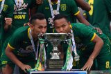 Pesepakbola Persebaya Irfan Jaya (kiri) dan Oktavianus Fernando (kanan) berpose dengan Piala Gubernur Jawa Tiimur 2020 di sela-sela penerimaan medali sebagai juara Piala Gubernur Jawa Timur di Stadion Gelora Delta Sidoarjo, Jawa TImur, Kamis (20/2/2020). Persebaya menjadi juara setelah mengalahkan Persija dengan skor 4-1. Antara Jatim/Zabur Karuru