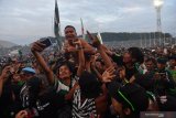 Pesepakbola Persebaya Oktavianus Fernando (tengah) diangkat para suporter usai menerima penghargaan sebagai juara Piala Gubernur Jawa Timur 2020 di Stadion Gelora Delta Sidoarjo, Jawa TImur, Kamis (20/2/2020). Persebaya menjadi juaraPiala Gubernur Jawa Timur 2020  setelah mengalahkan Persija dengan skor 4-1. Antara Jatim/Zabur Karuru