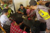 Petugas merazia sejumlah pelajar yang tertangkap membolos sekolah di salah satu warung kopi di Tulungagung, Jawa Timur, Kamis (20/2/2020). Selain bertujuan penertiban, razia gabungan yang melibatkan unsur kepolisian, TNI, dan Satpol PP itu bertujuan meminimalkan kenakalan remaja dan tawuran pelajar. Antara Jatim/Destyan Sujarwoko/zk