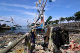 Sampah tersangkut pada tali kapal di Pantai Sampangan Muncar, Banyuwangi, Jawa Timur, Kamis (20/2/2020). Menurut warga setempat, tumpukan sampah yang menutupi pasir disepanjang pesisir pantai itu, selain dampak banjir besar sungai Wagut pada 2014 juga karena kebiasaan buruk masyarakat yang membuang sampah sembarangan di Pantai. Antara Jatim/Budi Candra Setya/zk