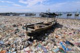 Sampah menumpuk di Pantai Sampangan Muncar, Banyuwangi, Jawa Timur, Kamis (20/2/2020). Menurut warga setempat, tumpukan sampah yang menutupi pasir disepanjang pesisir pantai itu, selain dampak banjir besar sungai Wagut pada 2014 juga karena kebiasaan buruk masyarakat yang membuang sampah sembarangan di Pantai. Antara Jatim/Budi Candra Setya/zk