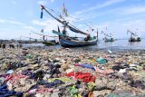 Tumpukan sampah di Pantai Sampangan Muncar, Banyuwangi, Jawa Timur, Kamis (20/2/2020). Menurut warga setempat, tumpukan sampah yang menutupi pasir disepanjang pesisir pantai itu, selain dampak banjir besar sungai Wagut pada 2014 juga karena kebiasaan buruk masyarakat yang membuang sampah sembarangan di Pantai. Antara Jatim/Budi Candra Setya/zk