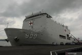 Kapal rumah sakit KRI dr Soeharso bersandar di Dermaga Madura, Komando Armada II Surabaya, Jawa Timur, Kamis (20/2/2020). Pemerintah telah menyiapkan beberapa opsi untuk menjemput 74 WNI yang menjadi kru Kapal Pesiar Diamond Princess di Jepang yang salah satunya menggunakan KRI dr Soeharso. Antara Foto/Didik/Zk