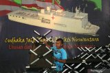 Personel TNI Angkatan Laut merapikan tempat tidur di kapal rumah sakit KRI dr Soeharso di Dermaga Madura, Komando Armada II Surabaya, Jawa Timur, Kamis (20/2/2020). Pemerintah telah menyiapkan beberapa opsi untuk menjemput 74 WNI yang menjadi kru Kapal Pesiar Diamond Princess di Jepang yang salah satunya menggunakan KRI dr Soeharso. Antara Foto/Didik/Zk