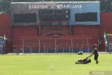 Pekerja memotong rumput di kandang Persik Kediri, stadion Brawijaya, Kota Kediri, Jawa Timur, Jumat (21/2/2020). Manajemen Persik Kediri optimis perbaikan stadion Brawijaya yang telah disewa dari pemerintah daerah setempat tersebut akan selesai tepat waktu dan lolos verifikasi oleh PT Liga Indonesia Baru sebelum laga kandang perdana Liga 1 musim kompetisi 2020 mendatang. Antara Jatim/Prasetia Fauzani/zk.