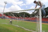 Pekerja mengganti gawang di kandang Persik Kediri, stadion Brawijaya, Kota Kediri, Jawa Timur, Jumat (21/2/2020). Manajemen Persik Kediri optimis perbaikan stadion Brawijaya yang telah disewa dari pemerintah daerah setempat tersebut akan selesai tepat waktu dan lolos verifikasi oleh PT Liga Indonesia Baru sebelum laga kandang perdana Liga 1 musim kompetisi 2020 mendatang. Antara Jatim/Prasetia Fauzani/zk.