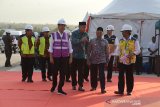 Presiden Republik Indonesia, Joko Widodo menaiki mobil dinas (depan) bersama rombongan meninjau perkembangan pembangunan Seksi IV jalan tol di Desa Indra Puri, Kabupaten Aceh Besar, Aceh, Jumat  (21/2/2020). Pembangunan jalan tol Sigli-Aceh Besar sepanjang 74 kilometer itu ditargetkan pekerjaan kontruksinya selesai pada Mei 2020, sedangkan target  operasional  Desember 2021. Antara Aceh/Ampelsa.