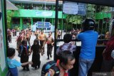 Orang tua siswa menunggu anaknya pulang sekolah di SDN Lawangan Daya 2, Pamekasan, Jawa Timur, Jumat (21/2/2020). Diknas setempat mengeluarkan surat edaran guna meningkatkan kewaspadaan menyusul maraknya isu penculikan anak. Antara Jatim/Saiful Bahri/zk.