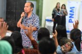 PIC Pengembangan Kapasitas Usaha (PKU) PT Permodalan Nasional Madani Cabang Surabaya, Dicky Irwanto memberikan materi kepada pelaku UMKM saat Pelatihan penggunaan alternatif kemasan yang menarik untuk pemasaran produk UMKM di Surabaya, Jawa Timur, Jumat (21/2/2020). Pelatihan tersebut diharapkan dapat memberikan wawasan kepada pelaku UMKM sehingga dapat meningkatkan hasil pemasaran produk mereka. Antara Jatim/Zabur Karuru