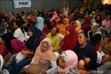 Sejumlah pelaku UMKM mengikuti Pelatihan penggunaan alternatif kemasan yang menarik untuk pemasaran produk UMKM di Surabaya, Jawa Timur, Jumat (21/2/2020). Pelatihan tersebut diharapkan dapat memberikan wawasan kepada pelaku UMKM sehingga dapat meningkatkan hasil pemasaran produk mereka. Antara Jatim/Zabur Karuru
