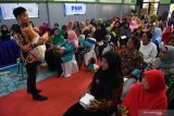 Pengusaha Adi Joya (tengah) memberikan materi kepada pelaku UMKM saat Pelatihan penggunaan alternatif kemasan yang menarik untuk pemasaran produk UMKM di Surabaya, Jawa Timur, Jumat (21/2/2020). Pelatihan tersebut diharapkan dapat memberikan wawasan kepada pelaku UMKM sehingga dapat meningkatkan hasil pemasaran produk mereka. Antara Jatim/Zabur Karuru