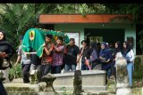 Keluarga dan kerabat membawa jenazah korban hanyut arus sungai atas nama Khairunnisa Nurcahyani saat prosesi pemakaman di Girikerto, Turi, Sleman, D.I Yogyakarta, Sabtu (22/2/2020). Khairunnisa Nurcahyani merupakan salah satu korban meninggal yang hanyut saat mengikuti kegiatan susur sungai di sungai Sempor. ANTARA FOTO/Andreas Fitri Atmoko/nym.