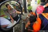 Polisi menunjukkan tersangka berikut barang bukti di Polsek Rungkut, Surabaya, Jawa Timur, Jumat (21/2/2020). Polsek Rungkut menangkap dua tersangka pencurian kendaraan bermotor berinisial M (26) serta HS (21) yang selalu beroperasi di tempat parkir swalayan tanpa penjaga keamanan dan mengamankan barang bukti sepeda motor, mobil serta kunci 'T'. Antara Jatim/Didik/Zk