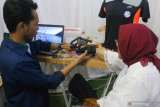 Mahasiswa memperagakan purwarupa bernama 'Exoskeleton' saat Airlangga Education Expo di Surabaya, Jawa Timur, Jumat (21/2/2020). Purwarupa karya mahasiswa program studi Teknik Biomedis Fakultas Sains dan Teknologi Universitas Airlangga Aisyah Widayani itu merupakan alat bantu gerak tangan bagi orang yang mengalami cedera 'Pleksus Brakhialis'. Antara Jatim/Didik/Zk