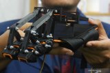 Mahasiswa menunjukkan purwarupa bernama 'Exoskeleton' saat Airlangga Education Expo di Surabaya, Jawa Timur, Jumat (21/2/2020). Purwarupa karya mahasiswa program studi Teknik Biomedis Fakultas Sains dan Teknologi Universitas Airlangga Aisyah Widayani itu merupakan alat bantu gerak tangan bagi orang yang mengalami cedera 'Pleksus Brakhialis'. Antara Jatim/Didik/Zk