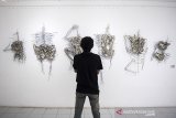 Pengunjung melihat pameran Drawing Mantra di Taman Budaya Jawa Barat, Bandung, Jawa Barat, Sabtu (22/2/2020). Pameran Drawing Mantra yang diikuti sembilan perupa muda ini menyuguhkan beragam kecenderungan bahasa ungkap, baik topik maupun teknis yang berbeda di setiap karyanya dan berlangsung hingga 29 Februari 2020 mendatang. ANTARA JABAR/M Agung Rajasa/agr