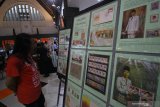 Pengunjung melihat koleksi prangko yang dipajang saat pameran prangko bertajuk 