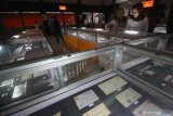 Pengunjung melihat koleksi prangko yang dipajang saat pameran prangko bertajuk 