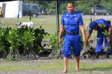 Polisi membawa bibit tanaman Mangrove untuk ditanam di pesisir Romokalisari, Surabaya, Jawa Timur, Jumat (21/2/2020). Kegiatan yang melibatkan Polri, TNI, masyarakat dan pelajar itu menanam sekitar 62.000 bibit tanaman mangrove di kawasan Romokalisari dan di sejumlah kawasan pesisir di Jawa Timur. Antara Jatim/Didik/Zk